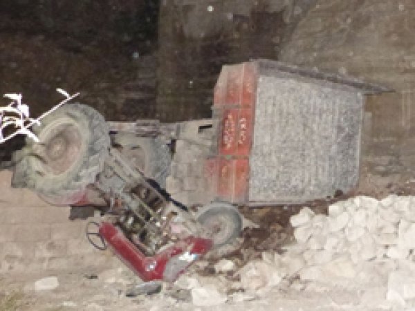 Evin avlusuna traktör düştü: 1 ölü 1 yaralı