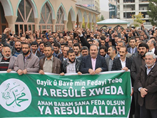 Van'da hakaret afişleri protestosu