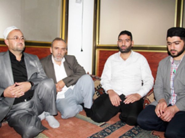 Karikatürü eleştiren imama destek ziyareti
