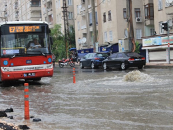 Diyarbakır'da cadde ve sokaklar sular altında kaldı
