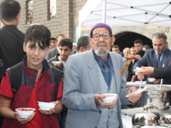 Diyarbakır'da halka aşure ikramı