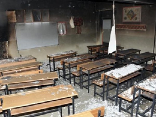 Van'da bir okul daha yakıldı