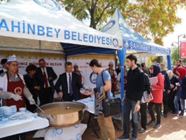 Üniversite öğrencilerine aşure ikramı