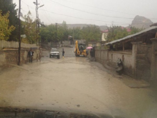Aşırı yağışlar Palu'da sele neden oldu