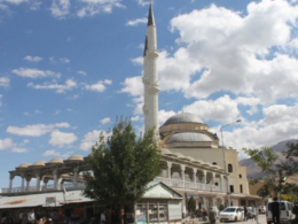 Davutoğlu'ndan camiye destek