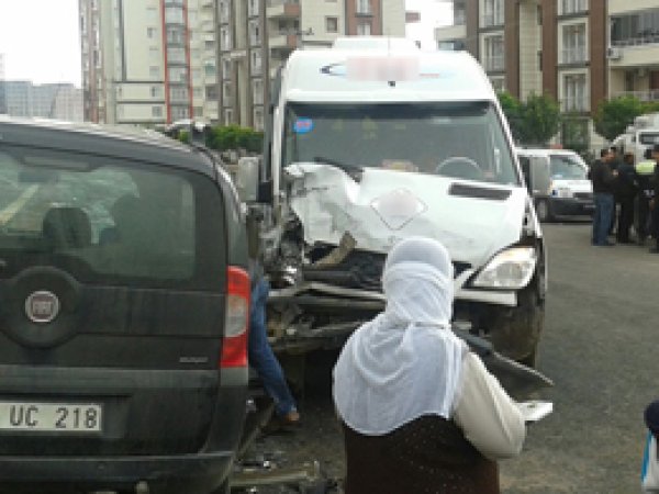 Diyarbakır'da trafik kazası: 2'si ağır 4 yaralı