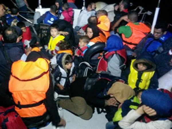 Yunanistan göçmen botlarına saldırıyor