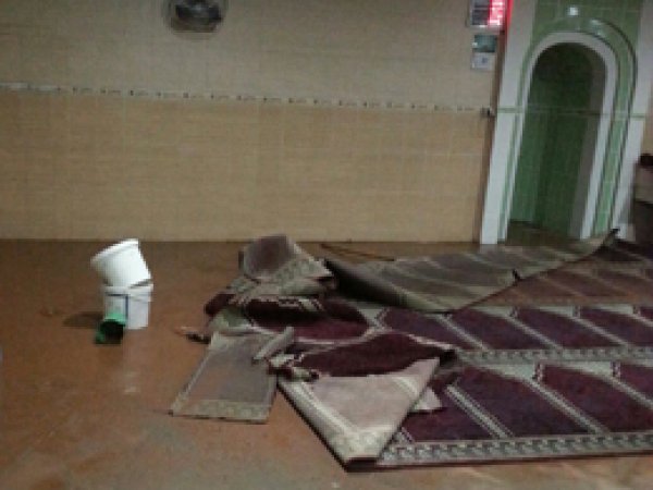 Cami yağmurdan dolayı su altında kaldı
