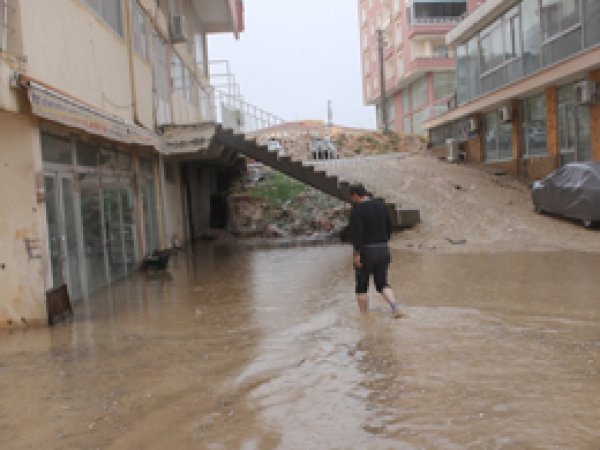 Mardin'de ev ve işyerlerini su bastı