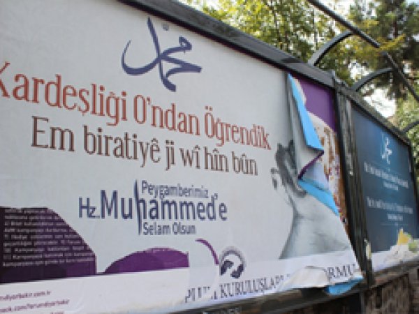 Peygambere sevgi afişlerinin tahrip edilmesine tepki