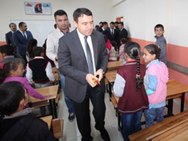Vali Işın'dan Peygambere hakaret afişine tepki