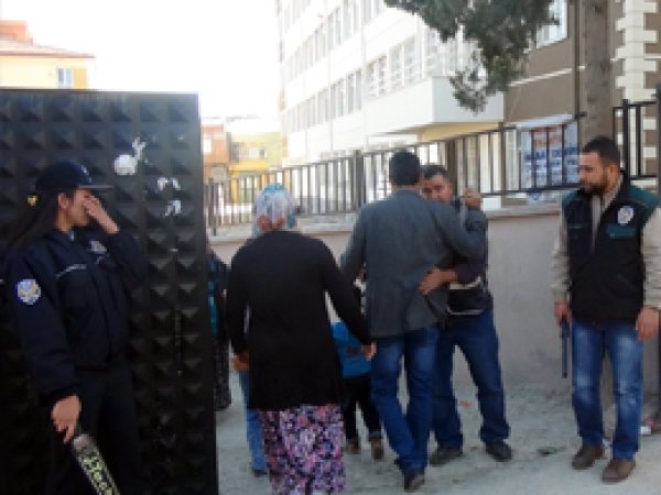 Gaziantep'te seçmenler aranarak içeri alındı