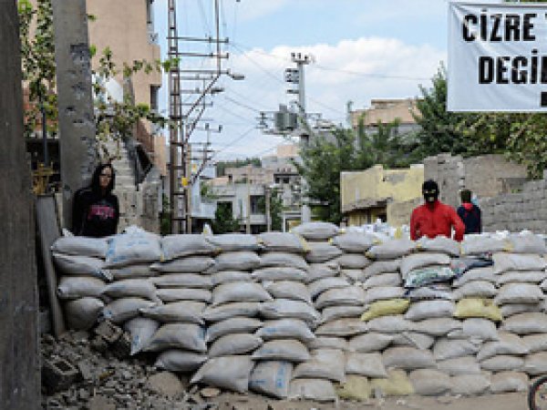 HDP'liler Cizre'de halkın yerine oy kullandı