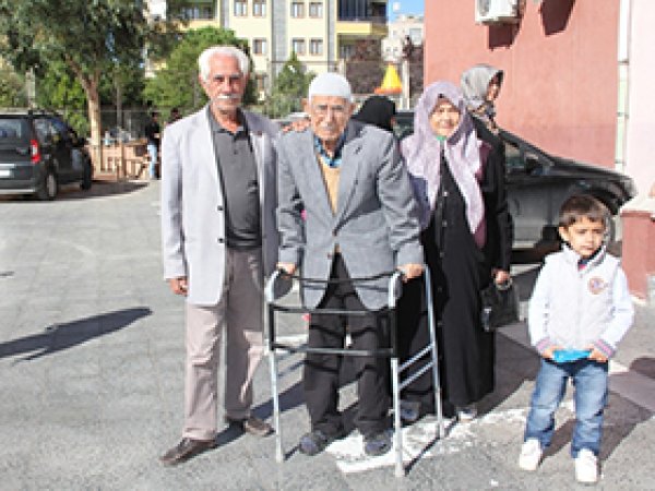 Engelli ve yaşlı seçmene asansör engeli
