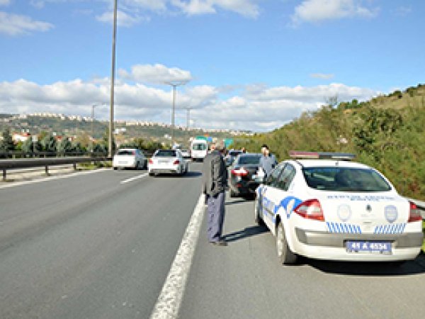 TEM'de zincirleme kaza: 3 yaralı