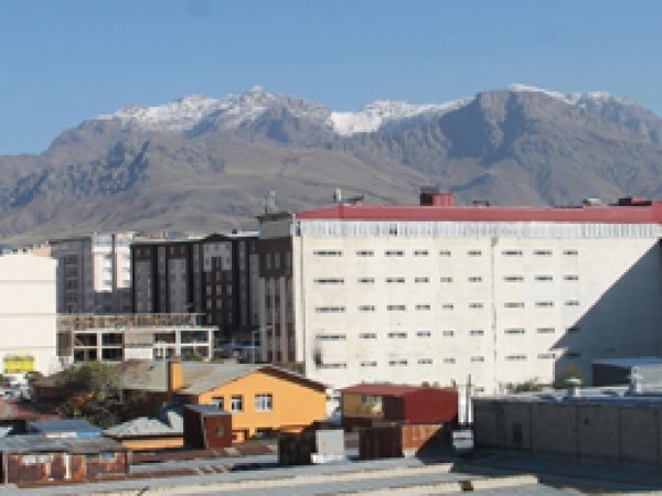 Erek Dağı'na yılın ilk karı düştü