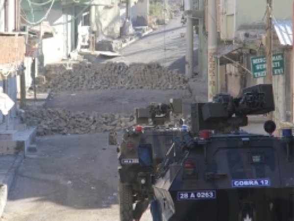 Silvan'daki çatışmalarda bir polis ağır yaralandı