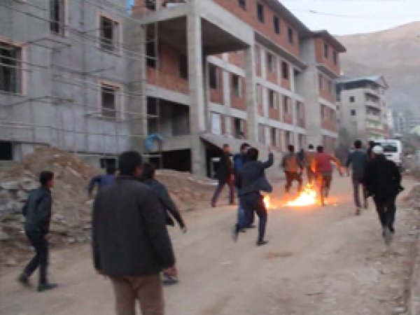 Şemdinli'de halk PKK yandaşlarını kovaladı