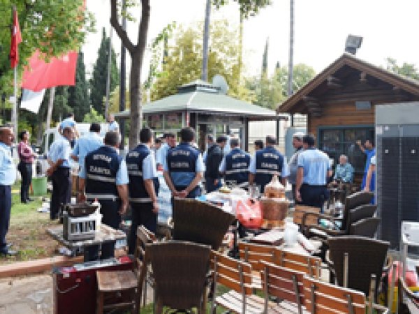 Adana'da kaçak büfeye müdahale