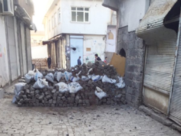 Hendek kazılan Sur'da halk evlerini terk ediyor