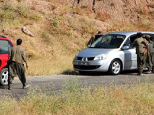 PKK'liler 6 yolcu otobüsüne el koyup barikat yaptı