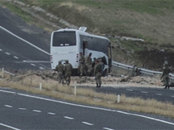 Silvan'da askeri araca saldırı: 21 yaralı