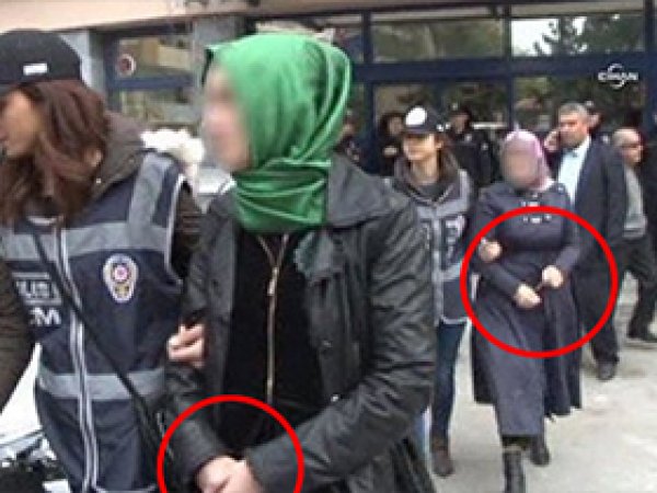 'Başörtülülere Kelepçeye' Davutoğlu el koydu