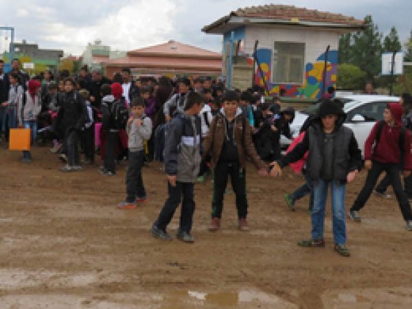 Midyat'ta öğrencilerin çamur çilesi bitmiyor