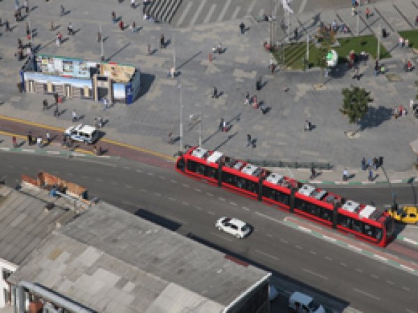 Tramvay hattına park edenlere hapis cezası