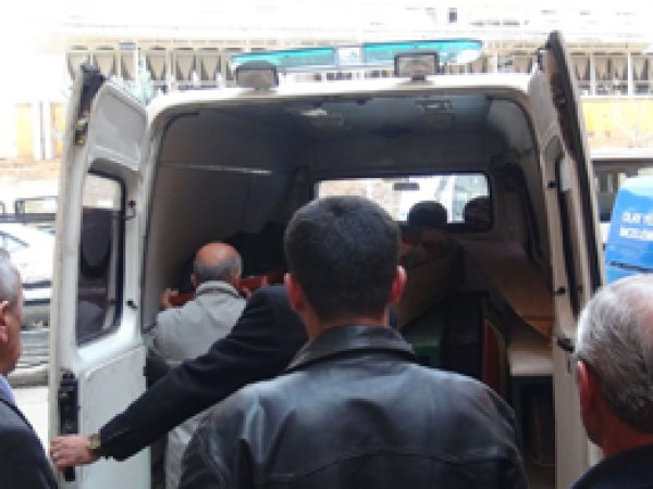 Beton dökerken yüksek gerilim hattına kapıldı