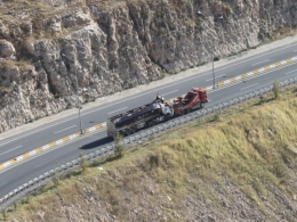 Mardin'de ham petrol yüklü tanker devrildi