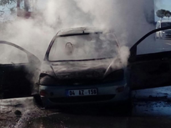 Van'da seyir halinde alev alan otomobil patladı