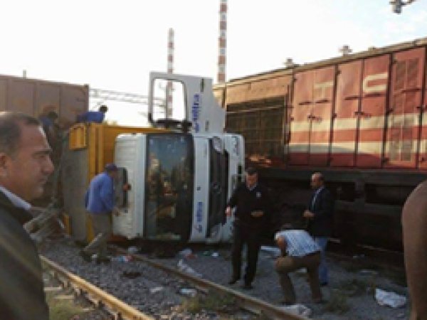 Demiryolunda işçilere tren çarptı: 1 ölü