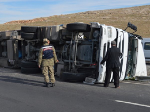 Hilvan'da TIR devrildi: 1 yaralı
