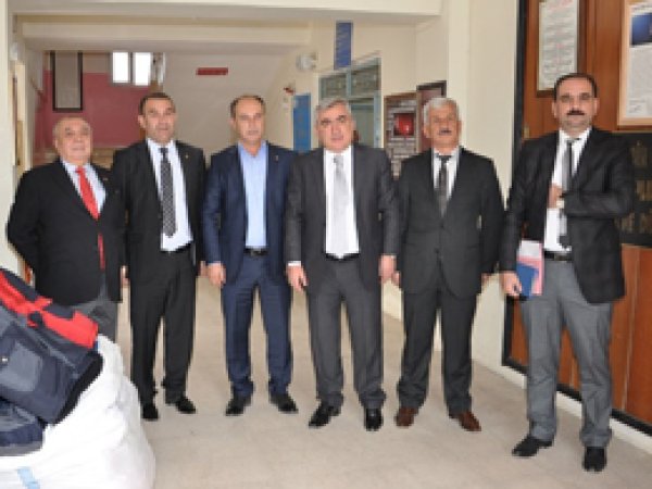 Batman'da öğrencilere kışlık mont yardımı yapıldı