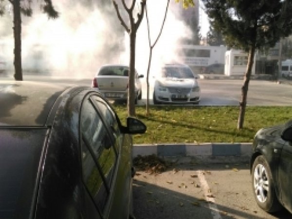 Batman'da park halindeki araç alev aldı