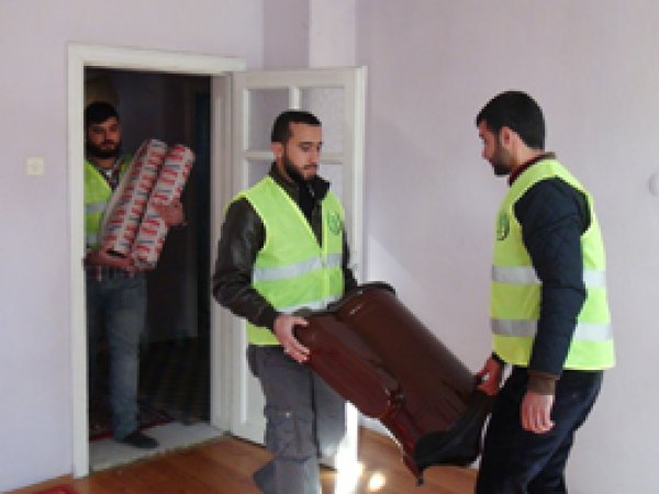Elazığ Yeni İhya Der Suriyeli mültecilere soba dağıttı