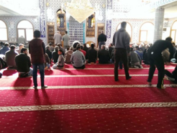 Yasağın 7'inci gününde Cuma namazı kılındı 