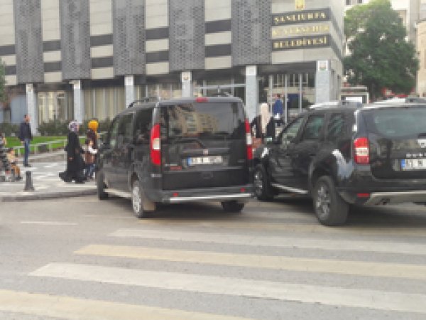 Yaya geçidini resmi araç park yeri yaptılar