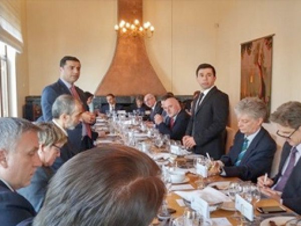 Demirtaş'tan 43 ülkenin temsilcisine yemek