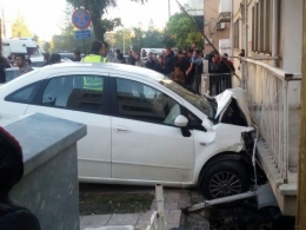 Otomobil askeri lojmana çarptı: 3 yaralı