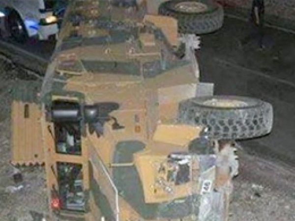 Diyarbakır'da askeri araç devrildi: 3 yaralı