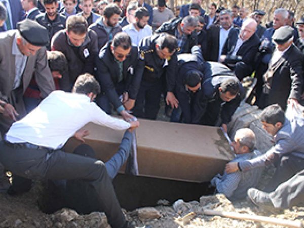PKK'nın öldürdüğü memur toprağa verildi