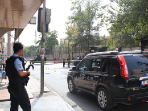 Diyarbakır'da polise saldırı