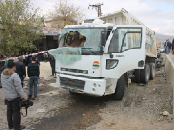 Freni boşalan kamyon dehşet saçtı
