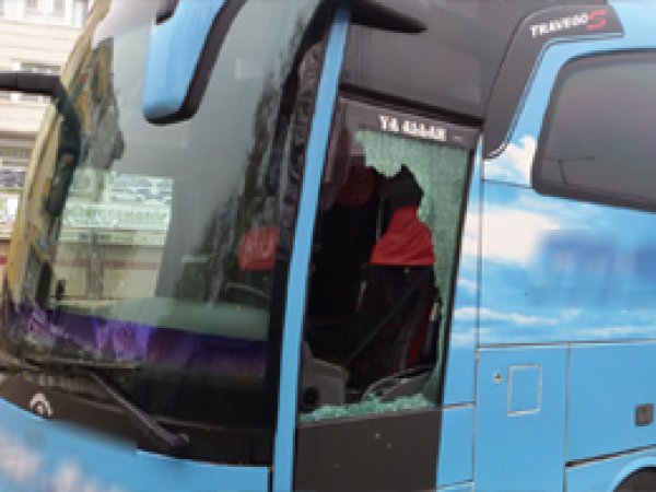 PKK'lilerin barikat yaptığı araçlar zarar gördü
