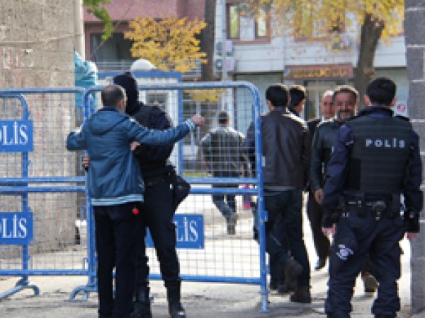 Diyarbakır'da bir polis yaralandı