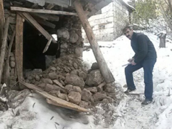 Depremde evler zarar gördü