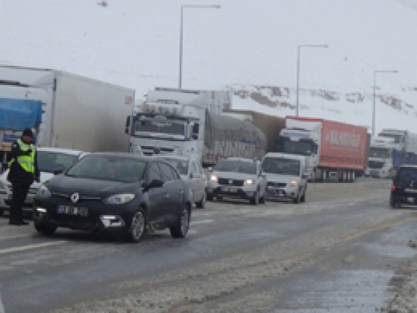 Kar yağışı yüzlerce TIR mahsur bıraktı