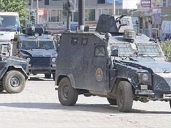 Polis aracının geçişinde patlama: 6 yaralı